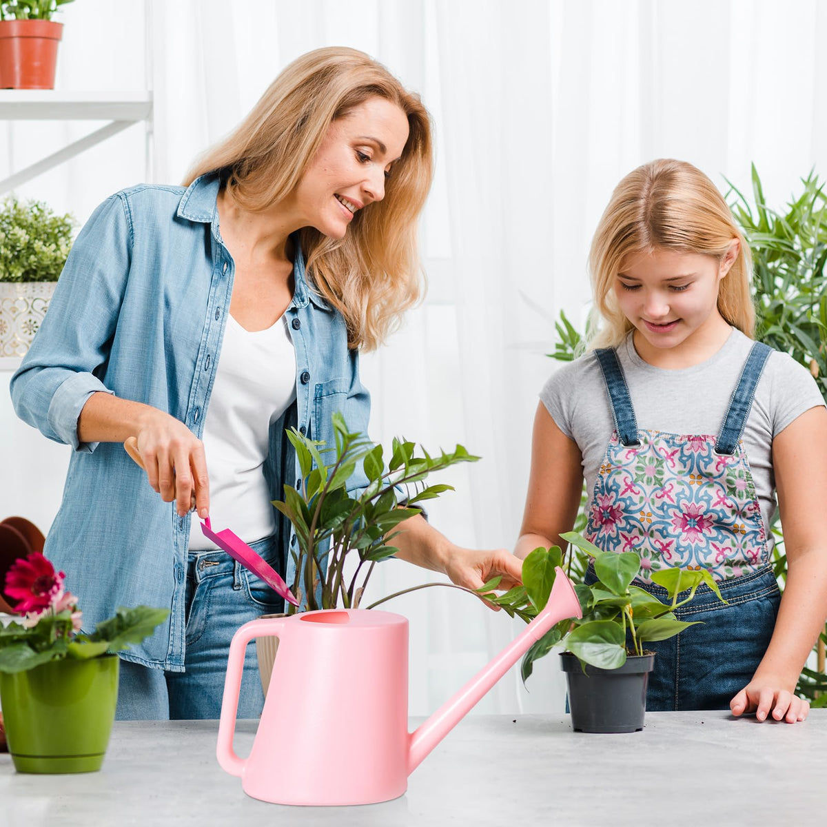 ZXJ 1/2 gallon capacity reduces refills during watering sessions