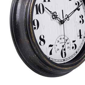 Zyzamay easy-read dial supports quick time checks during gatherings.